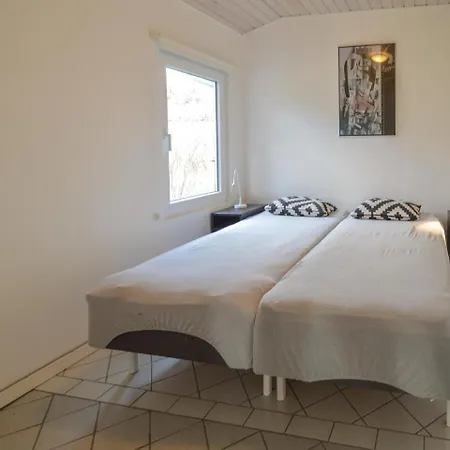 Three-bedroom Holiday In בית נופש